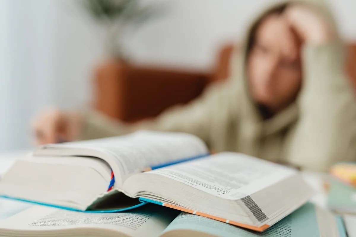 Studenten werken samen aan examenvoorbereiding